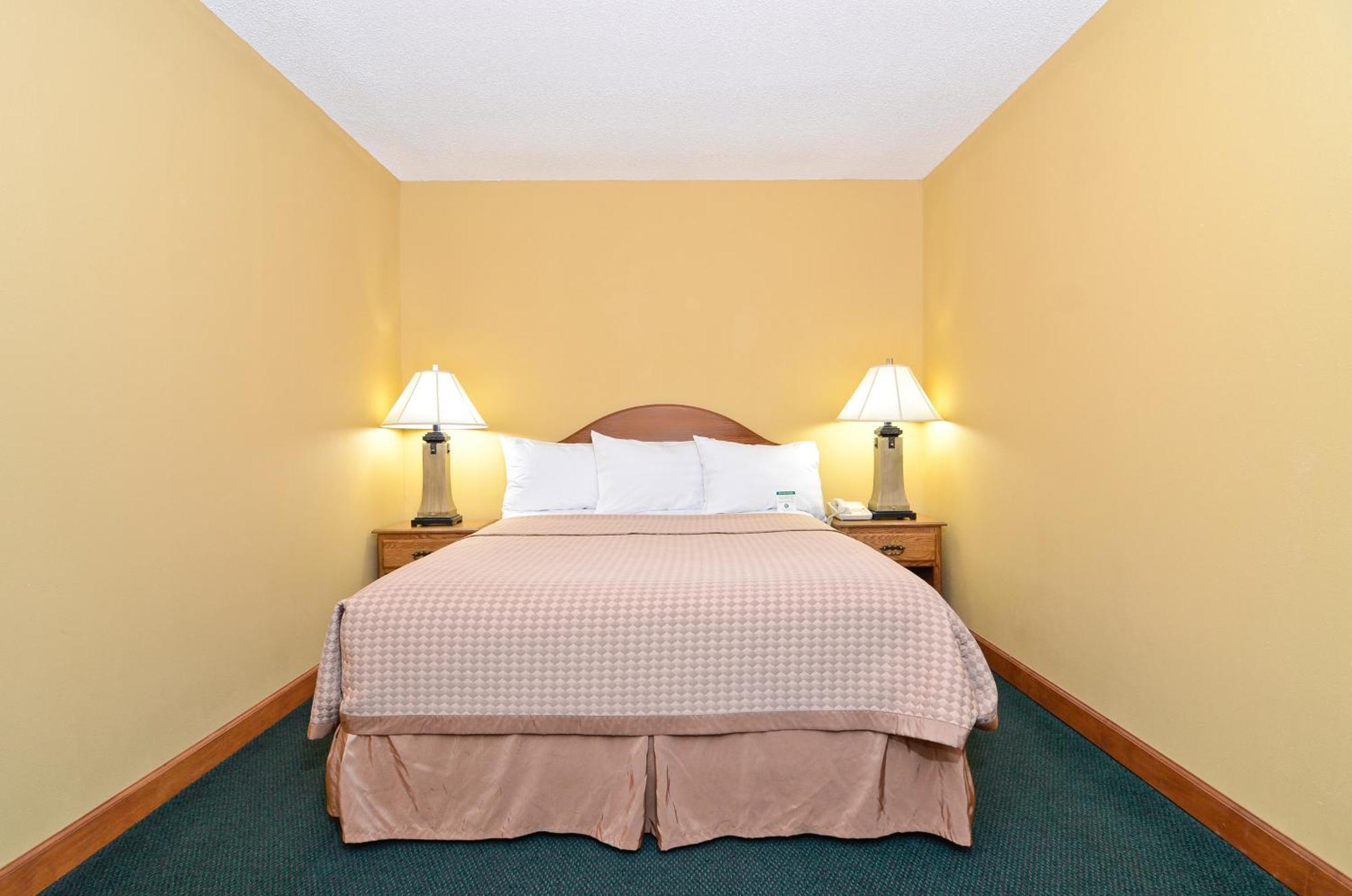 Americas Best Value Inn Iola Экстерьер фото