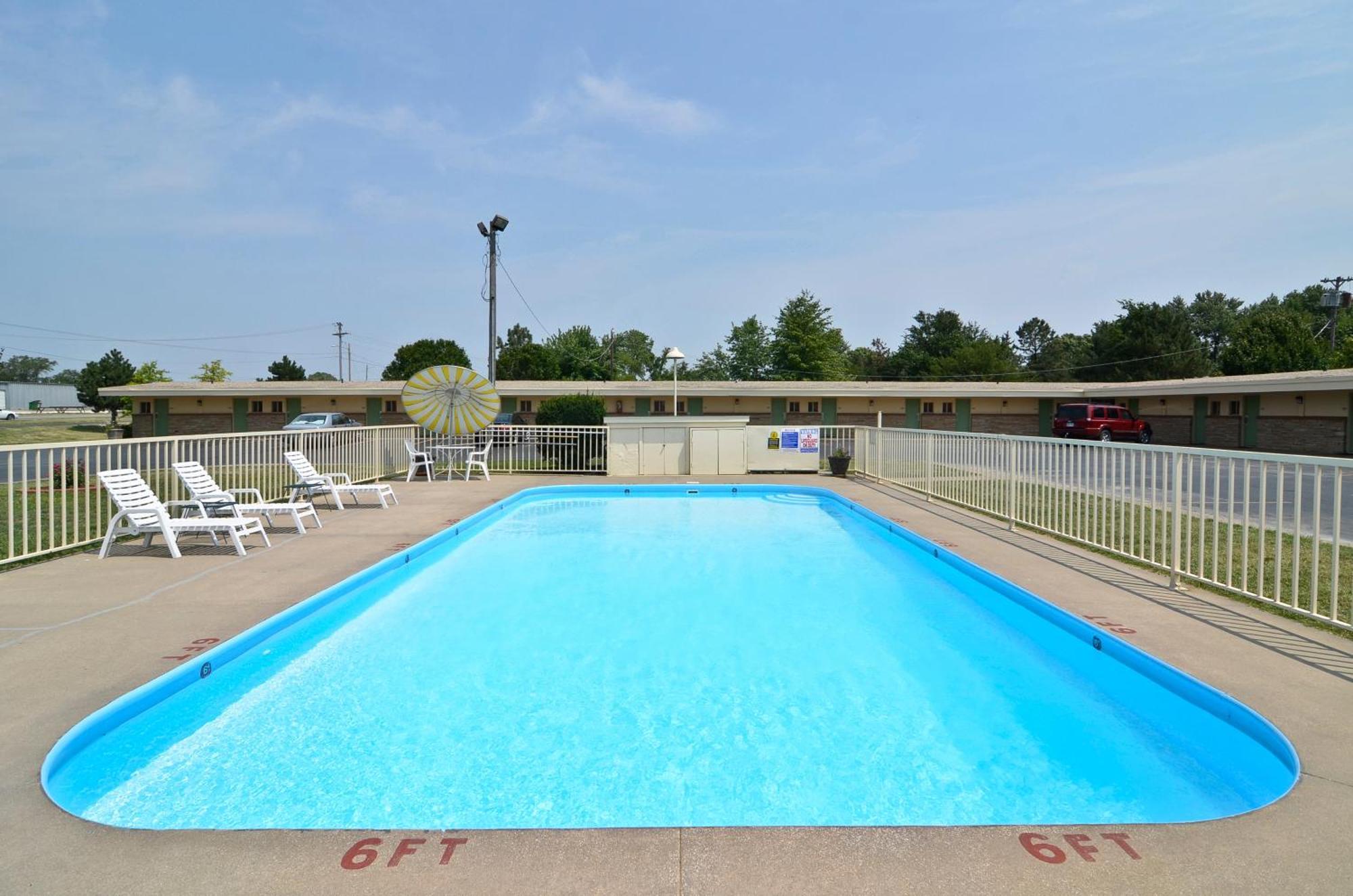 Americas Best Value Inn Iola Экстерьер фото